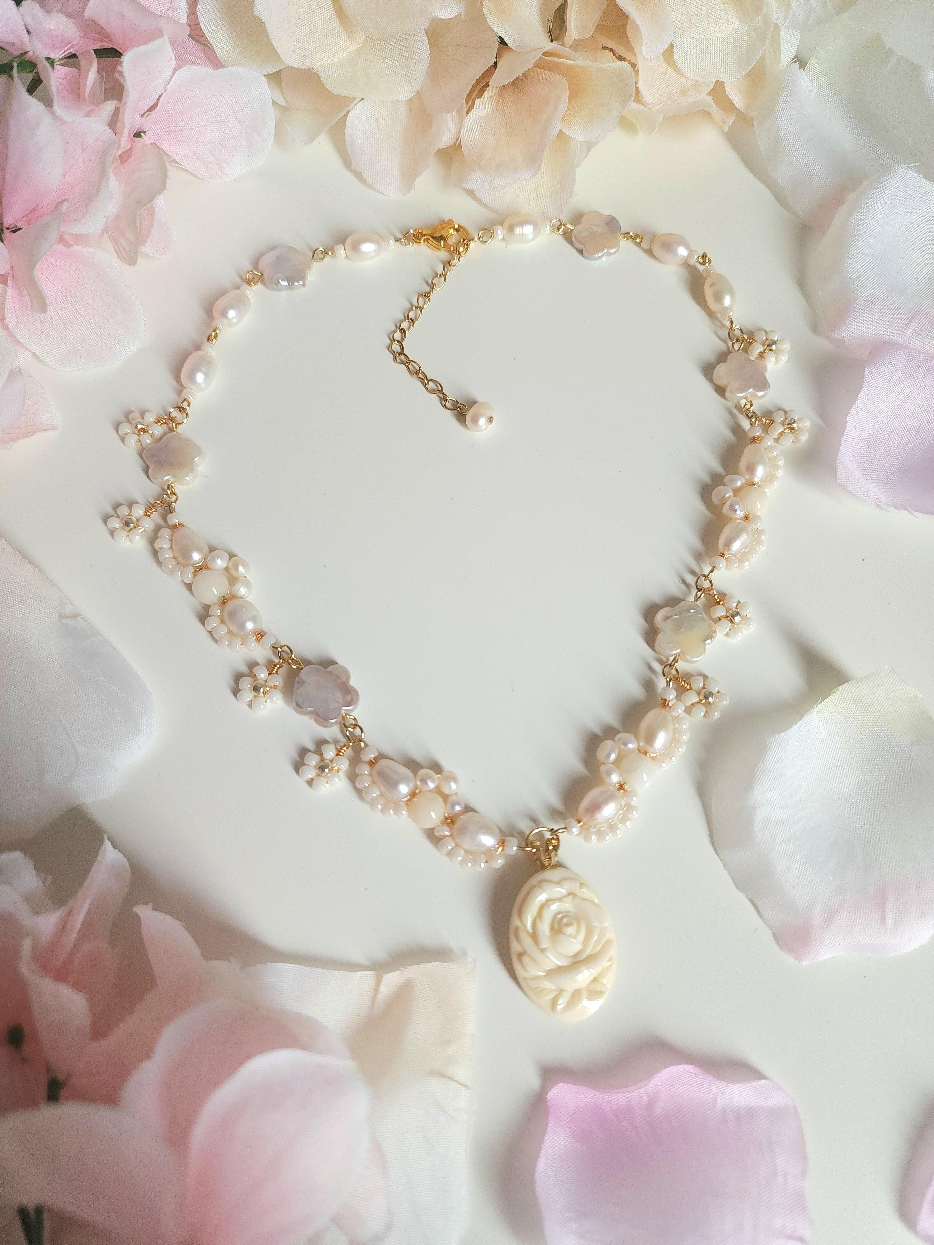 Vintage top Carved Creamy White Rose Flower Bead Beautiful Necklace